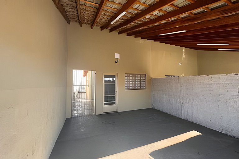 Casa completa perto do centro + ar cond e vaga