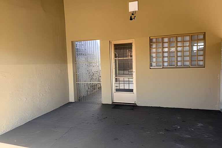 Casa completa perto do centro + ar cond e vaga