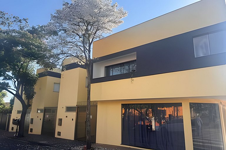 Sobrado encantador no centro + ar cond. e vaga