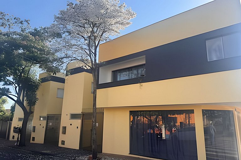 Sobrado encantador no centro + ar cond. e vaga