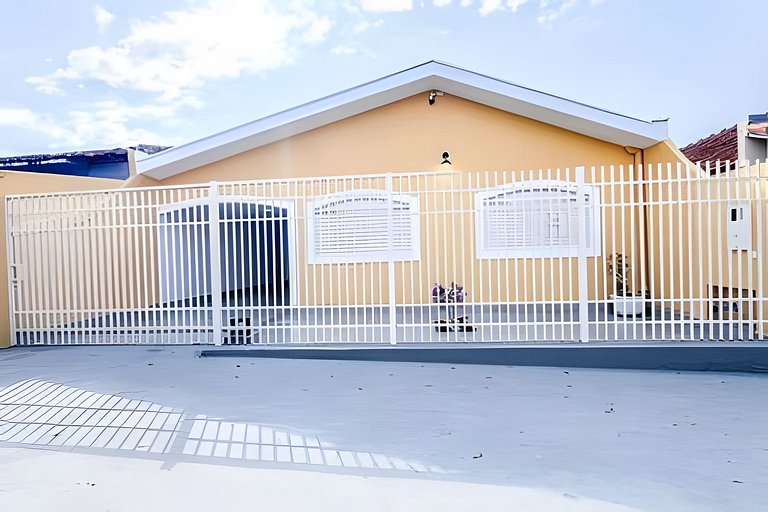 Casa espaçosa, 3 quartos com ar + 2 vagas