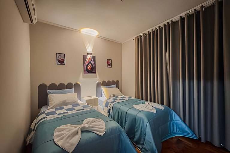 Casa espaçosa, 3 quartos com ar + 2 vagas