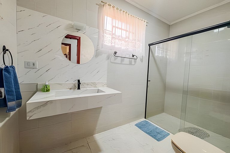 Casa espaçosa, 3 quartos com ar + 2 vagas