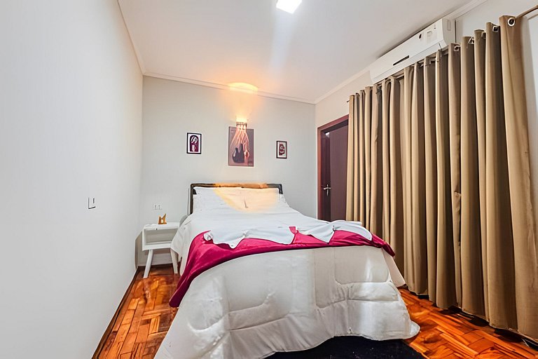 Casa espaçosa, 3 quartos com ar + 2 vagas