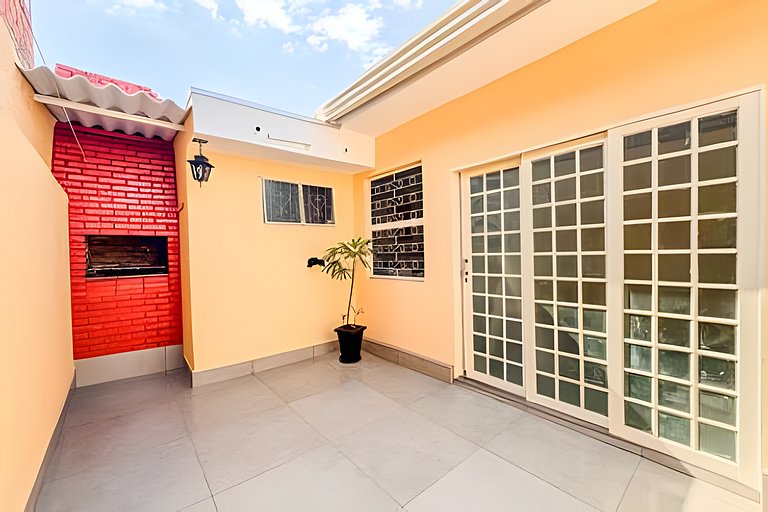 Casa espaçosa, 3 quartos com ar + 2 vagas