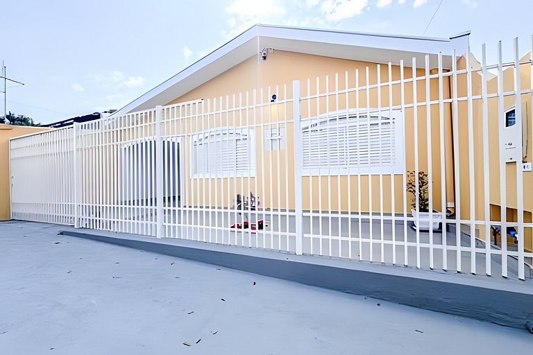 Casa espaçosa, 3 quartos com ar + 2 vagas