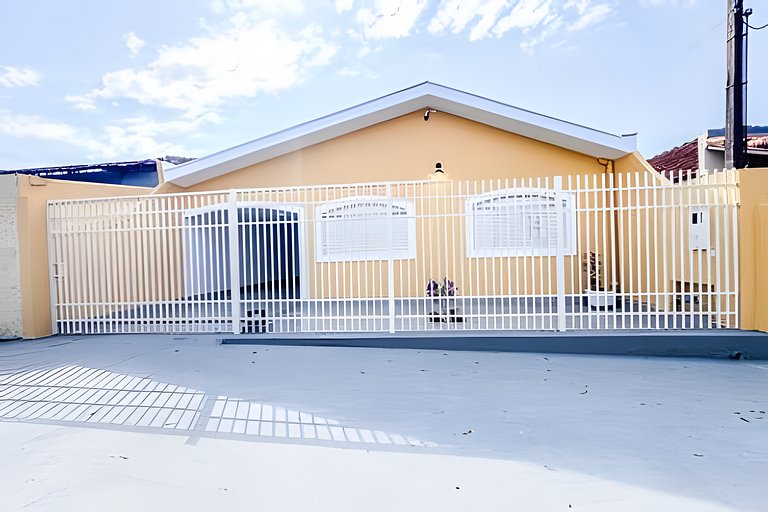 Casa espaçosa, 3 quartos com ar + 2 vagas