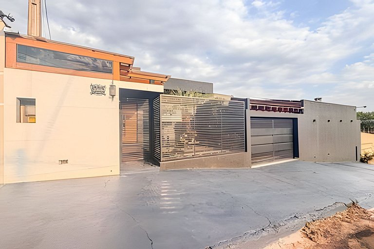 Casa com Suíte, Ar Cond, Vaga - Próx. Ao Centro