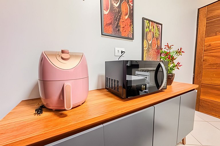 Casa com Suíte, Ar Cond, Vaga - Próx. Ao Centro