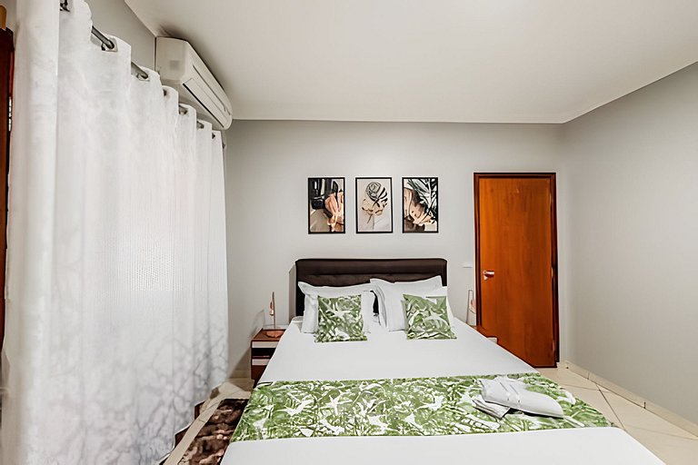 Casa com Suíte, Ar Cond, Vaga - Próx. Ao Centro