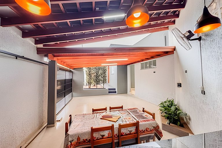 Casa com Suíte, Ar Cond, Vaga - Próx. Ao Centro