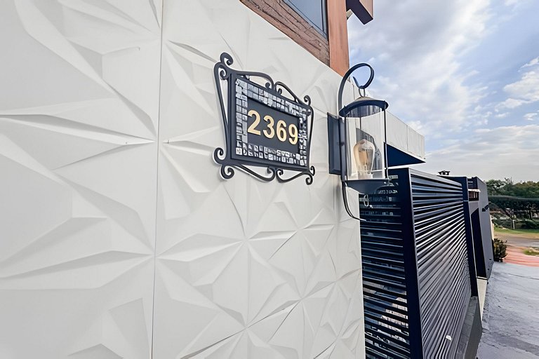 Casa com Suíte, Ar Cond, Vaga - Próx. Ao Centro