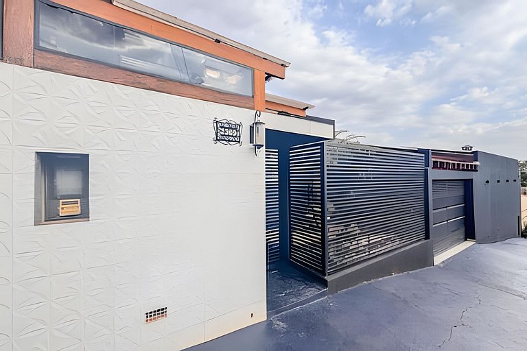 Casa com Suíte, Ar Cond, Vaga - Próx. Ao Centro