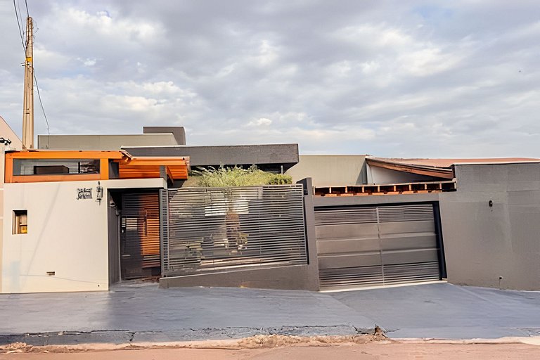 Casa com Suíte, Ar Cond, Vaga - Próx. Ao Centro