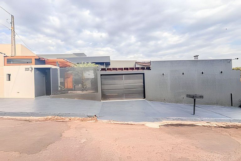 Casa com Suíte, Ar Cond, Vaga - Próx. Ao Centro