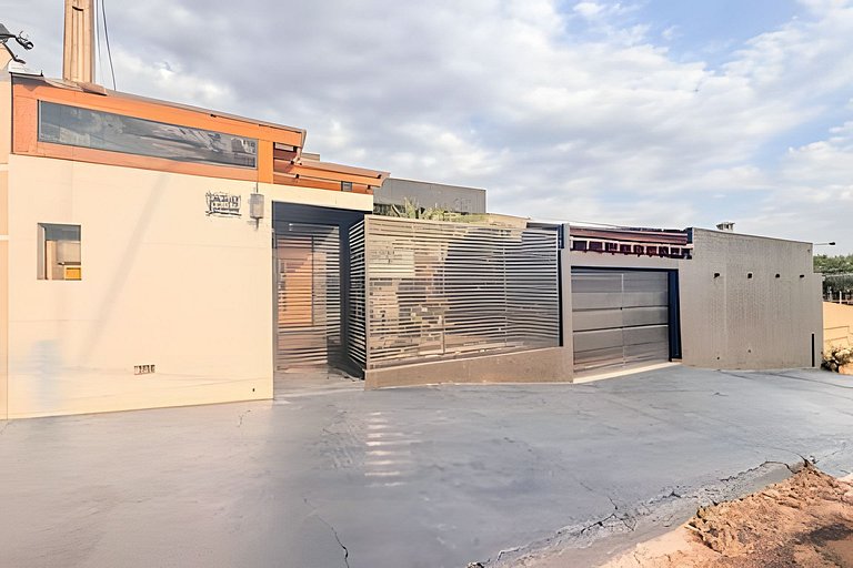 Casa com Suíte, Ar Cond, Vaga - Próx. Ao Centro