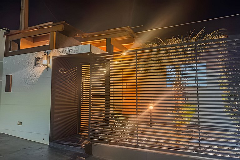 Casa com Suíte, Ar Cond, Vaga - Próx. Ao Centro