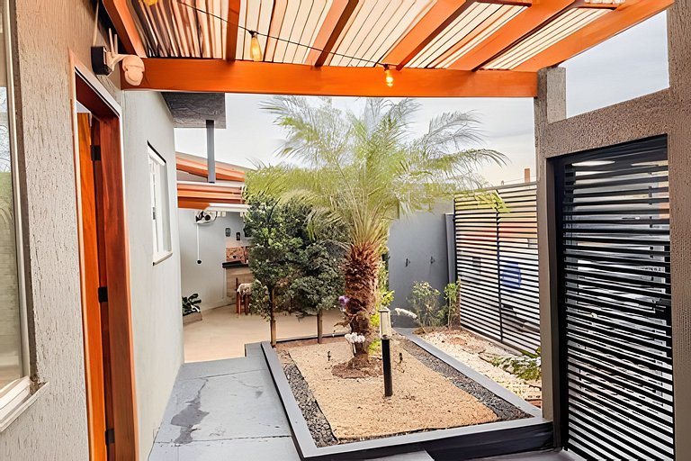 Casa com Suíte, Ar Cond, Vaga - Próx. Ao Centro