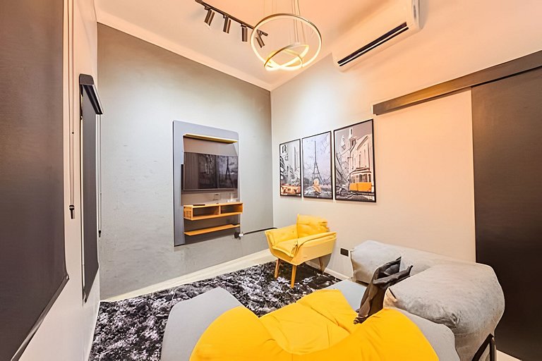 Casa com Suíte, Ar Cond, Vaga - Próx. Ao Centro