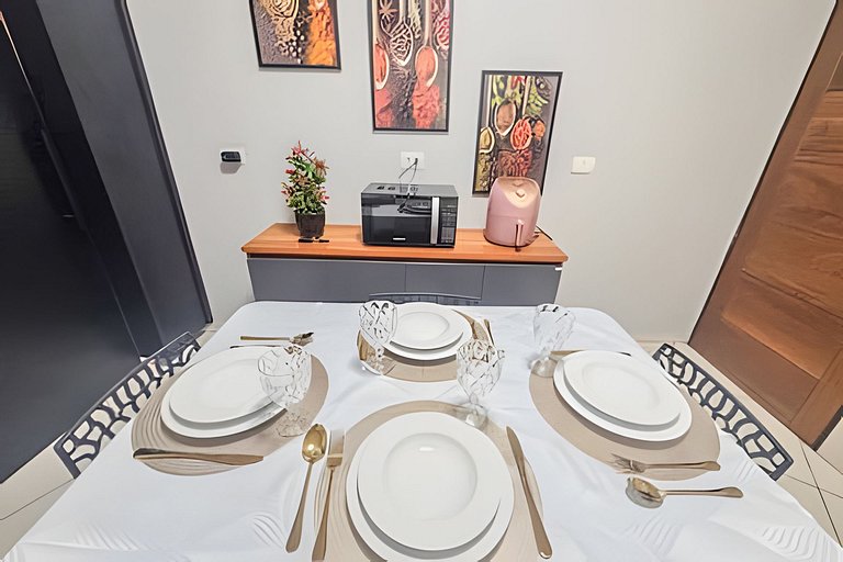 Casa com Suíte, Ar Cond, Vaga - Próx. Ao Centro