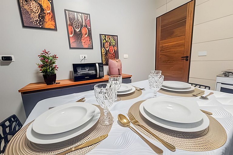 Casa com Suíte, Ar Cond, Vaga - Próx. Ao Centro