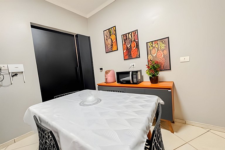 Casa com Suíte, Ar Cond, Vaga - Próx. Ao Centro