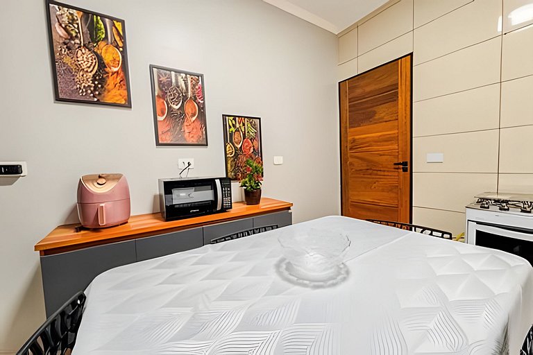 Casa com Suíte, Ar Cond, Vaga - Próx. Ao Centro