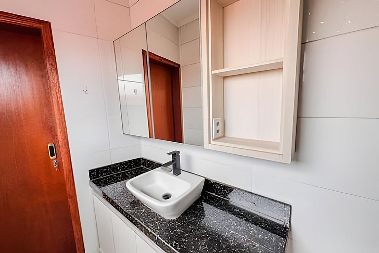 Casa com Suíte, Ar Cond, Vaga - Próx. Ao Centro