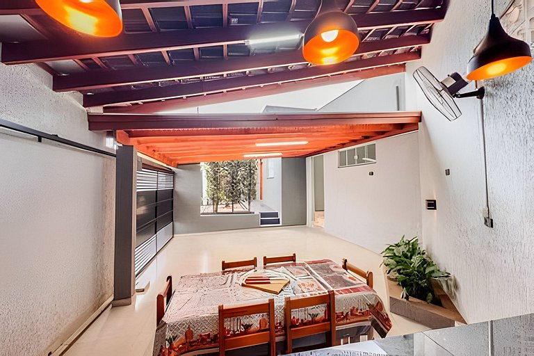 Casa com Suíte, Ar Cond, Vaga - Próx. Ao Centro