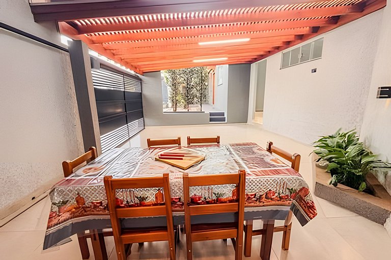 Casa com Suíte, Ar Cond, Vaga - Próx. Ao Centro