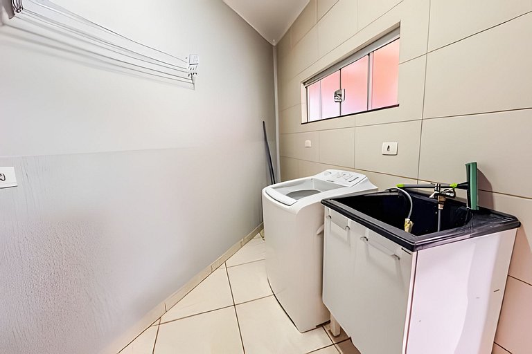 Casa com Suíte, Ar Cond, Vaga - Próx. Ao Centro