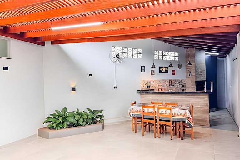 Casa com Suíte, Ar Cond, Vaga - Próx. Ao Centro