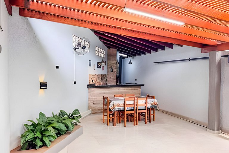 Casa com Suíte, Ar Cond, Vaga - Próx. Ao Centro