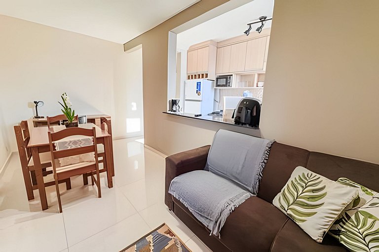 Apê elegante com ar-cond, vaga e ótima localização