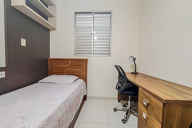 Apê elegante com ar-cond, vaga e ótima localização