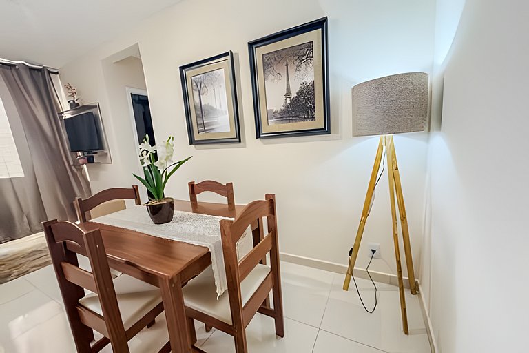 Apê elegante com ar-cond, vaga e ótima localização