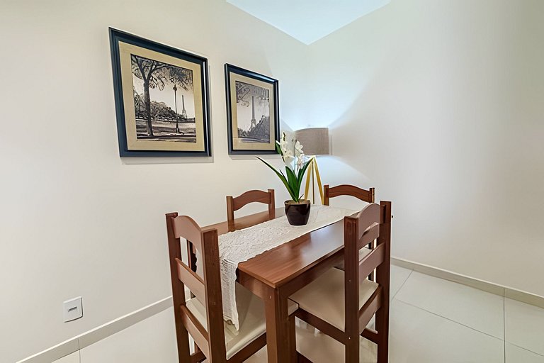 Apê elegante com ar-cond, vaga e ótima localização