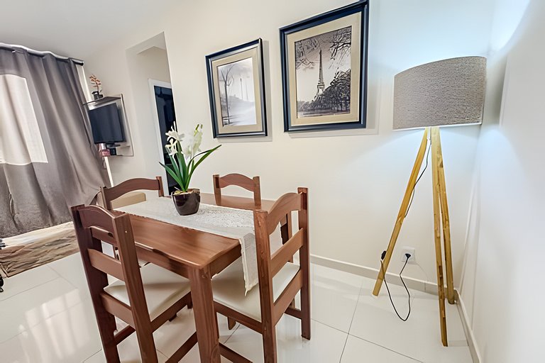 Apê elegante com ar-cond, vaga e ótima localização