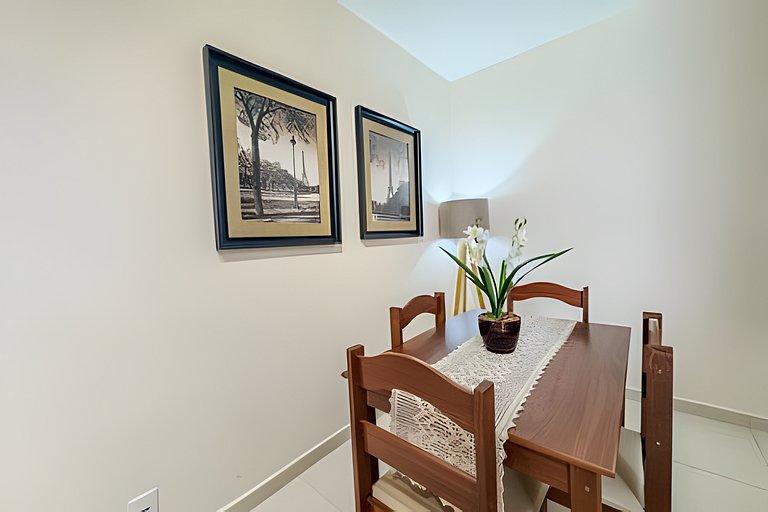 Apê elegante com ar-cond, vaga e ótima localização