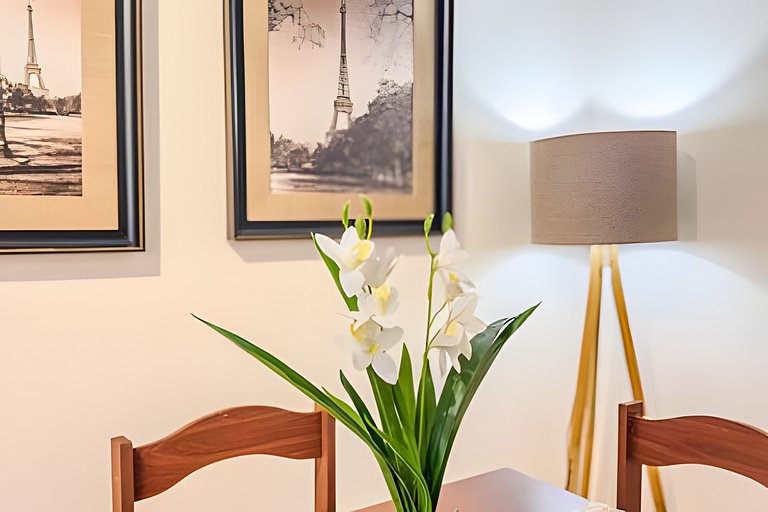 Apê elegante com ar-cond, vaga e ótima localização