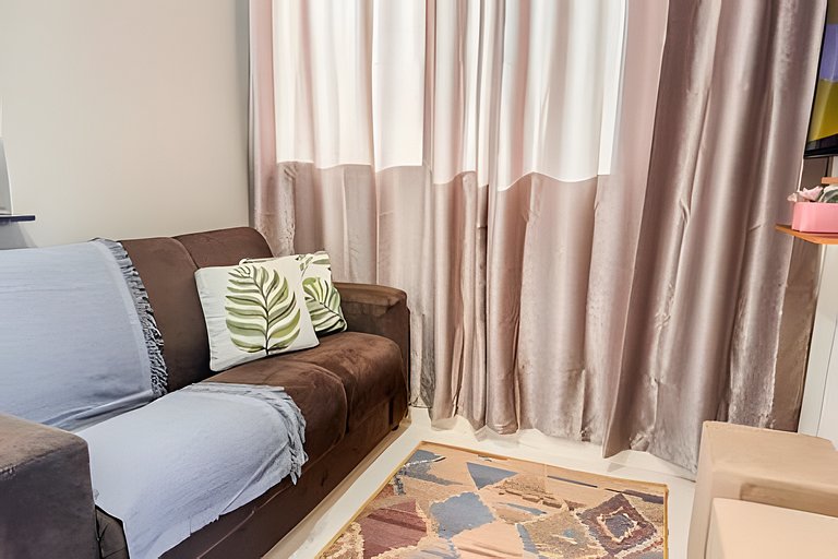 Apê elegante com ar-cond, vaga e ótima localização