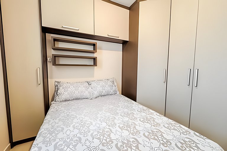 Apê elegante com ar-cond, vaga e ótima localização