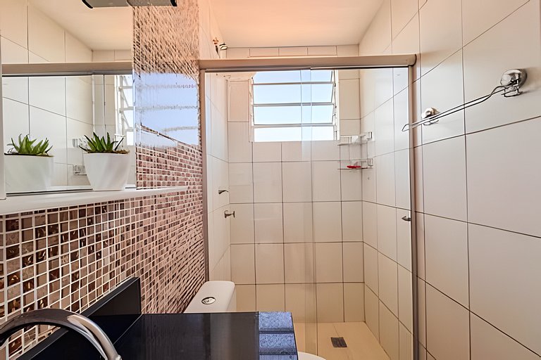 Apê elegante com ar-cond, vaga e ótima localização