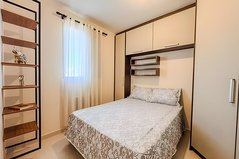 Apê elegante com ar-cond, vaga e ótima localização