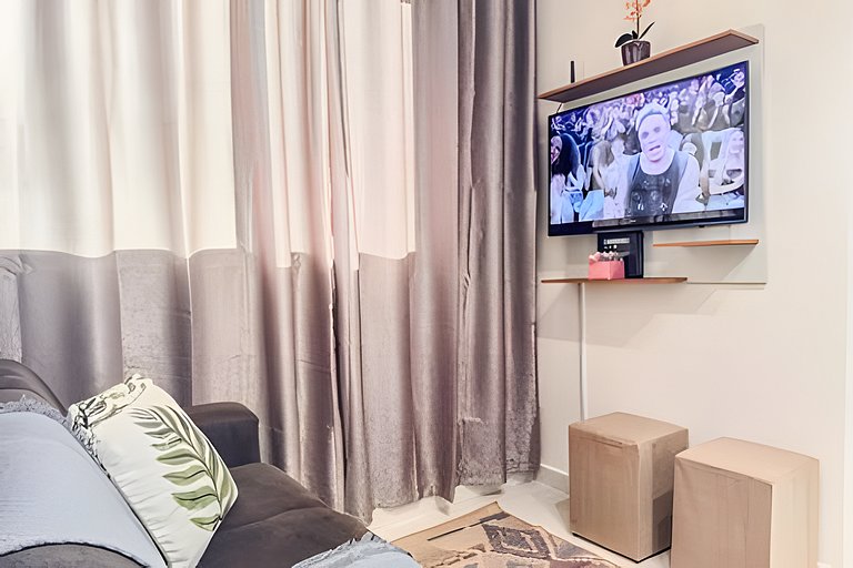 Apê elegante com ar-cond, vaga e ótima localização