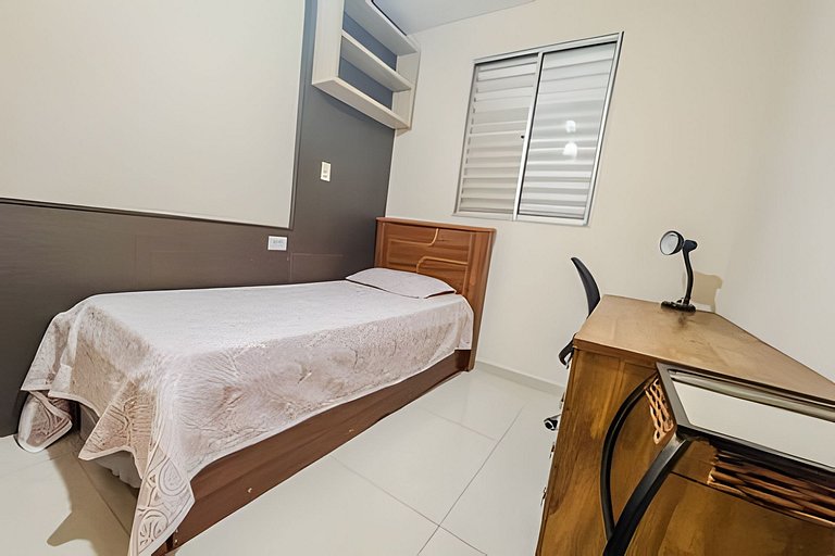 Apê elegante com ar-cond, vaga e ótima localização