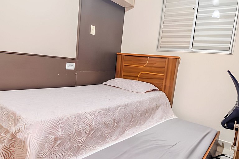 Apê elegante com ar-cond, vaga e ótima localização