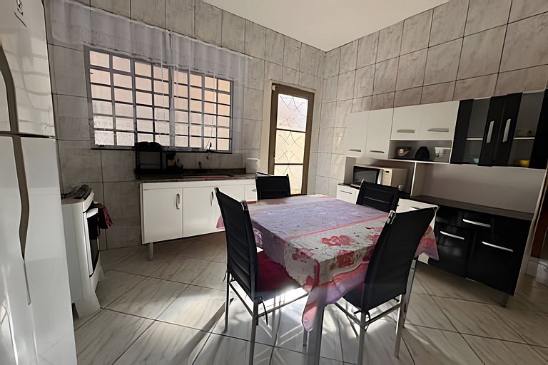 Casa há 4 minutos do centro + ar cond. e vaga