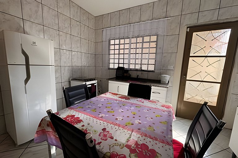 Casa há 4 minutos do centro + ar cond. e vaga