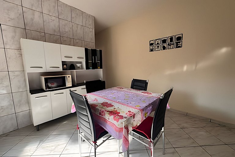 Casa há 4 minutos do centro + ar cond. e vaga